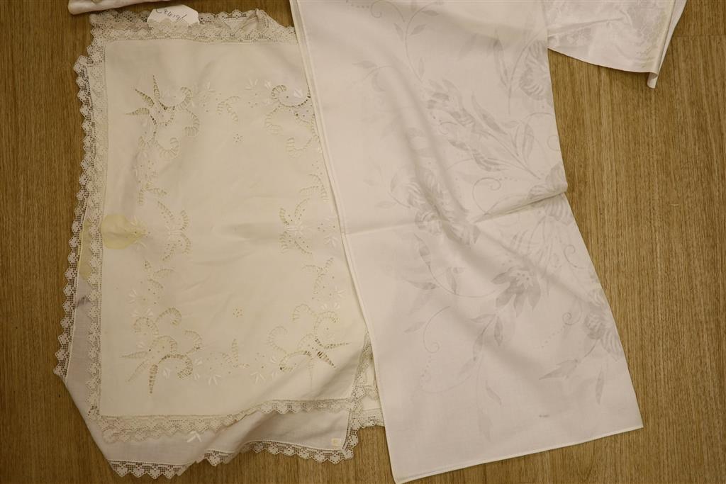 A quantity of filet lace table mats, damask and other napkins etc